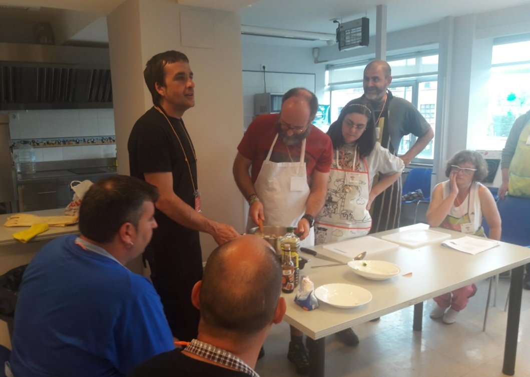avifes's tweet photo. Se acerca el final del año y recordamos el taller "Manos a la cocina",que permitió a 30 personas usuarias de #Avifes aprender durante 3 dias a elaborar platos básicos y recordar pautas para una alimentación saludable,un iniciativa dentro del espacio #FormaRed #SaludMental https://t.co/F7zCQubXS3