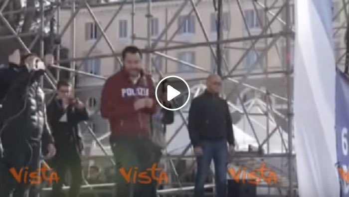 emanuelefiano's tweet photo. Il nome #PoliziadiStato lo lo devono portare sulla maglia le donne e gli uomini che rischiano la vita ogni giorno per tutti noi Ogni altra felpa alla #Salvini è uso cinico e inaccettabile della propaganda politica di chi dovrebbe difendere i poliziotti e invece ne sfrutta il nome https://t.co/cI8avaECAZ