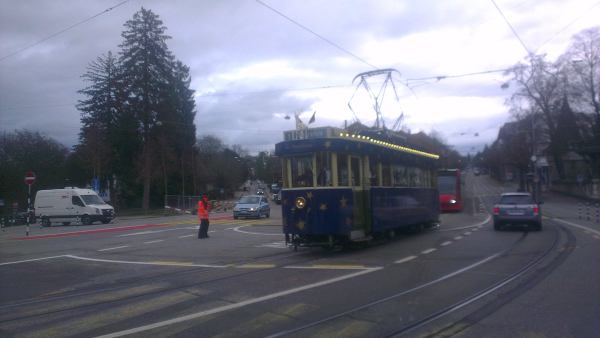 AdrianAulbach's tweet image. Märlitram fährt am #KlimaAlarm vorbei. Ob Hess und Glarner darin sitzen und ihr &quot;es gibt keinen Klimawandel&quot;-Märchen erzählen?