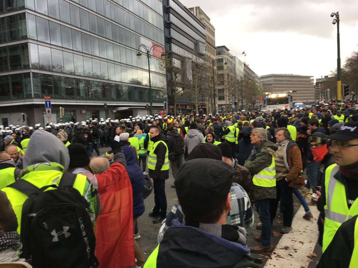 Alle gele hesjes ingesloten in Brussel. Politie doet nu bestuurlijke aanhoudingen en haalt mensen uit de groep. #vrtnws #gelehesjes