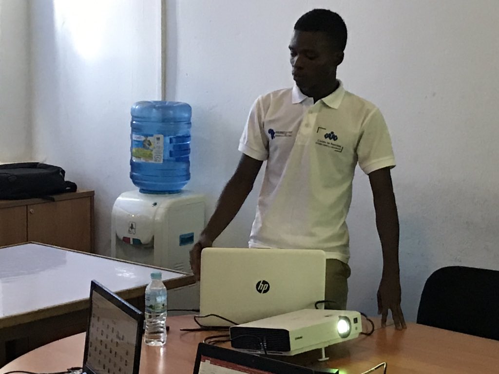 GuideSuccess's tweet photo. Monsieur Raphael présente une solution en santé à la finale de Guinean Mobile Apps Challenge @10000codeurs @el_guinea @TRA18M @gcurtisgn https://t.co/WBzneoRw6q