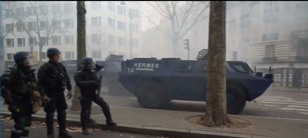 Protests in France - barricades rised in Paris - Page 7 Dt5WA3fWsAEpiK5