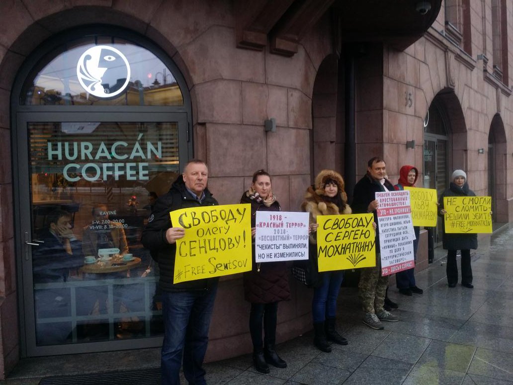 Gulyaev_S's tweet image. Участники Форума Свободной России в пикете в поддержку политзаключенных путинского режима. Вильнюс 
  #freeOlegSentsov