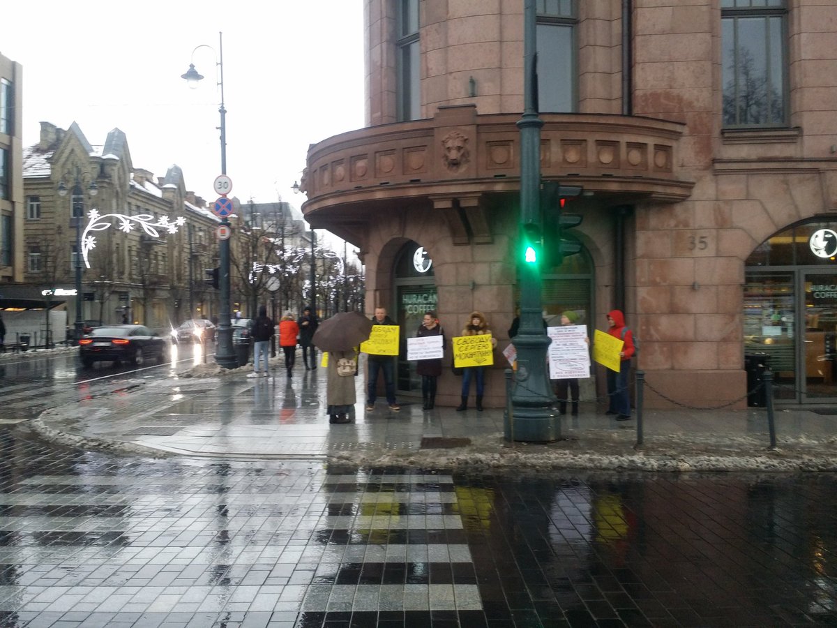 Gulyaev_S's tweet image. Участники Форума Свободной России в пикете в поддержку политзаключенных путинского режима. Вильнюс 
  #freeOlegSentsov