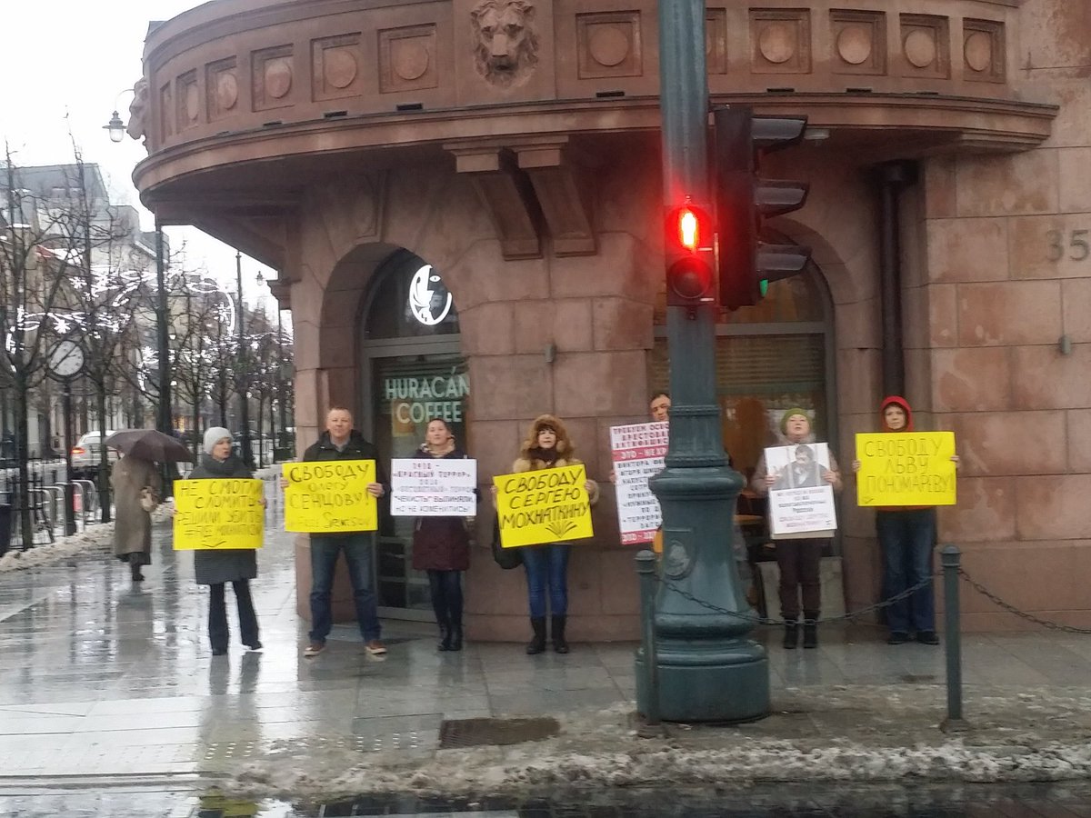 Gulyaev_S's tweet image. Участники Форума Свободной России в пикете в поддержку политзаключенных путинского режима. Вильнюс 
  #freeOlegSentsov