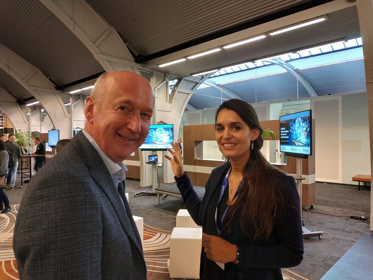 HU_Beweegzorg's tweet photo. @DorienGinsel leidt de nieuwe bestuursvoorzitter van @KNGF_Fysio rond op het technologieplein #fysiofuturelab #dvdf2018 https://t.co/JvEv1hXTtx