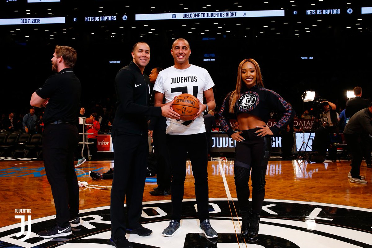 juventusfcen's tweet photo. What a #JuventusNight at the @BrooklynNets' @barclayscenter! ๐โช๏ธโซ
๐ธโก๏ธ https://t.co/7MNd3KHRYl
#CONTAJUS ๐บ๐ธ @NBA ๐ https://t.co/sY5xV2HABG