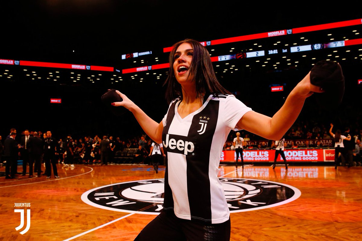 juventusfcen's tweet photo. What a #JuventusNight at the @BrooklynNets' @barclayscenter! ๐โช๏ธโซ
๐ธโก๏ธ https://t.co/7MNd3KHRYl
#CONTAJUS ๐บ๐ธ @NBA ๐ https://t.co/sY5xV2HABG