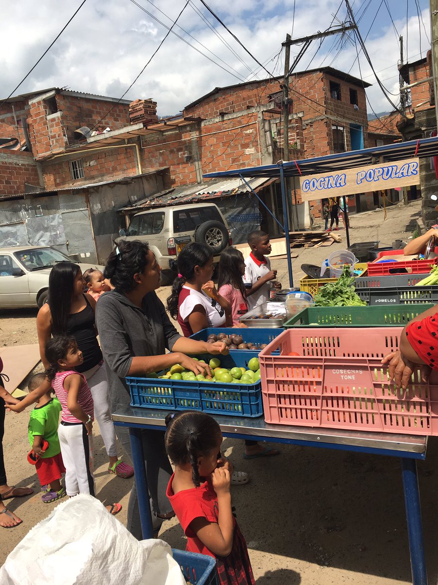 LowCarbon_City's tweet image. Hoy estamos con nuestros amigos de #DiseñatuPais #conambiente y #Ubuntulab generando espacio verde, construyendo un baño seco, y cocinando saludable en #Moravia #Oasis