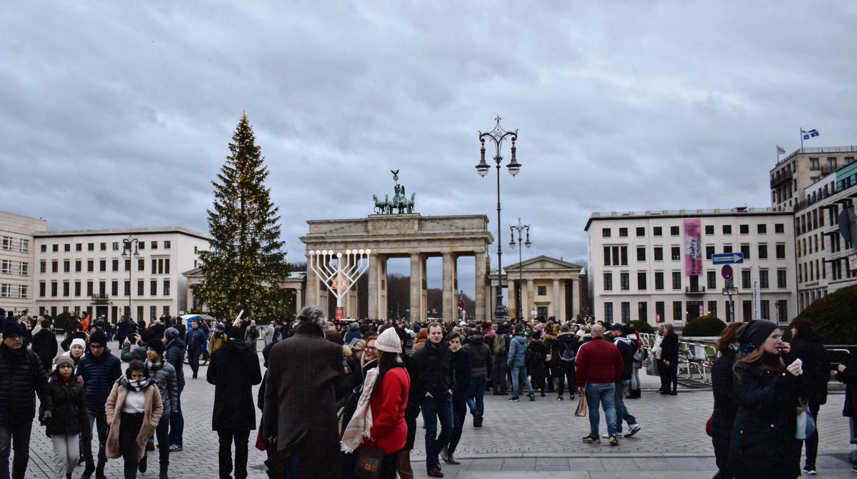 Yep, it’s crowded, it’s loud and you’ve probably seen it loads before...but there is still something pretty lovely about Brandenburger Tor at Christmas. 🎄🇩🇪