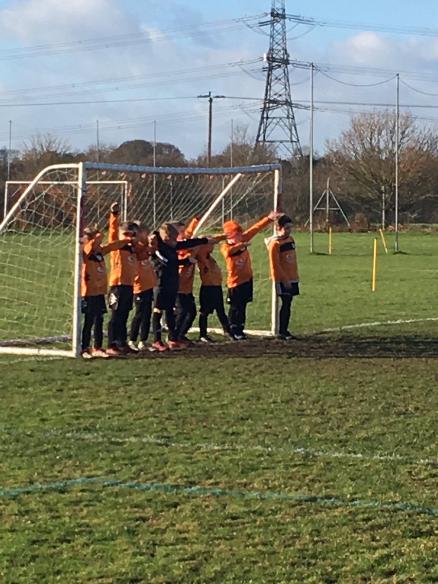 jlbax1970's tweet photo. Amazing result @NwkFlowserveFC #Under8 #Santos this am against #WinthorpeCoddingtonTigers some really brilliant football ⚽️ player thanks to all our super coaches @danny_purves Freddie scores 3x 🥇😊 #dab4Daniel ❤️ https://t.co/eVxpwHqJSz