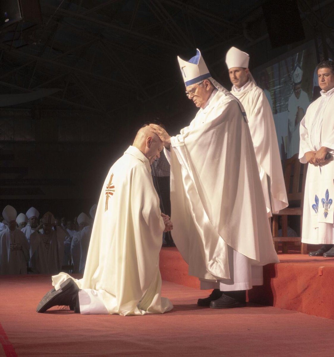 DiocesisSI's tweet photo. Nuestra Iglesia Diocesana ha celebrado el don de un nuevo Obispo Auxiliar.
Recemos por él como nos expresó en su acción de gracias: "pidan que el Señor me regale la humildad y confianza para servir a todos ustedes como pueblo de Dios"
¡Dios te bendiga Monseñor Guillermo! https://t.co/OzvG0BXcpX
