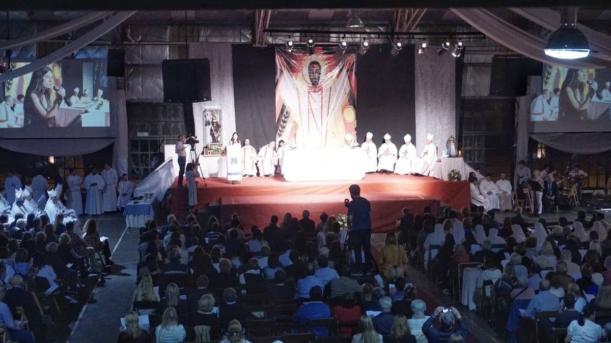 DiocesisSI's tweet photo. Nuestra Iglesia Diocesana ha celebrado el don de un nuevo Obispo Auxiliar.
Recemos por él como nos expresó en su acción de gracias: "pidan que el Señor me regale la humildad y confianza para servir a todos ustedes como pueblo de Dios"
¡Dios te bendiga Monseñor Guillermo! https://t.co/OzvG0BXcpX