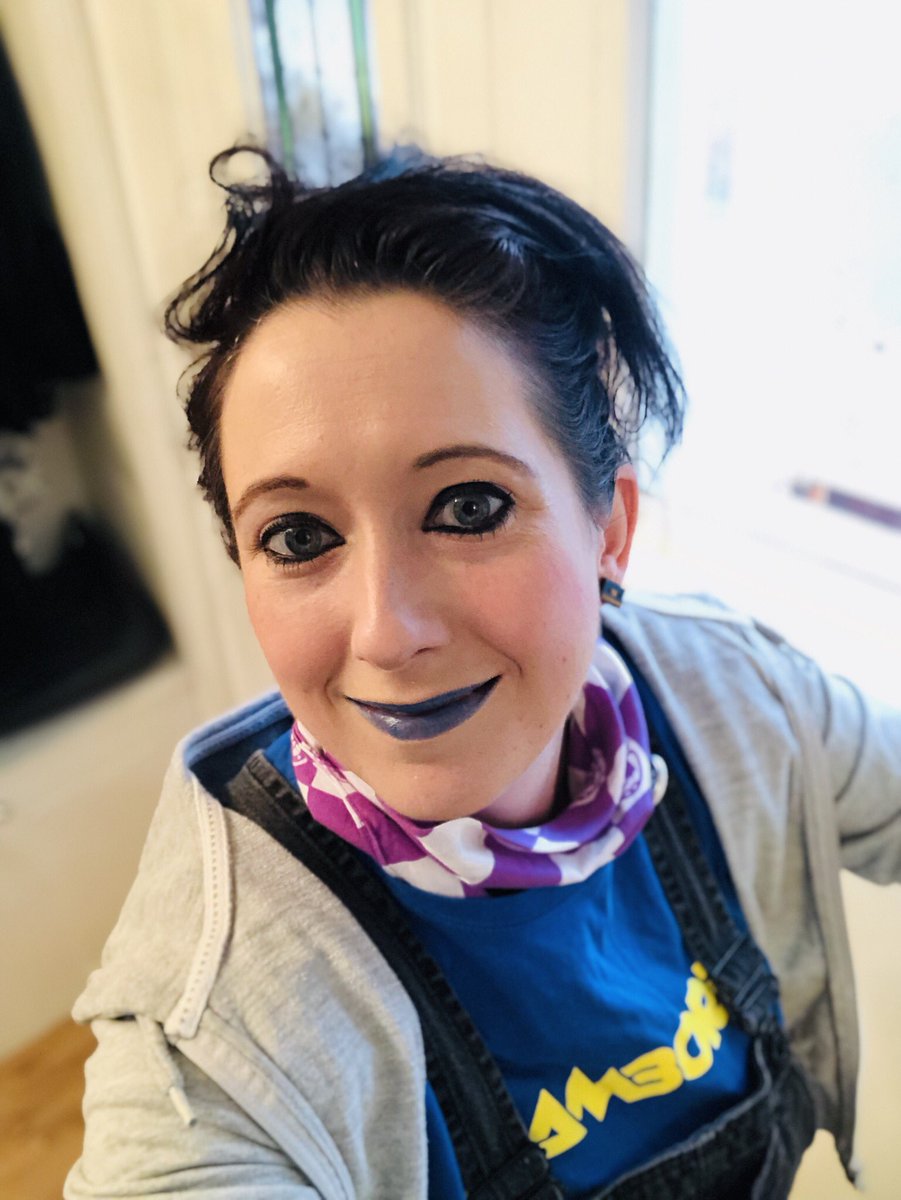 EmBombIbiza's tweet image. Off to a gig so going unconventional on the lipstick today #TheCourse