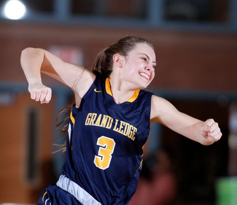 brian_calloway's tweet photo. It's been an impressive opening week to her senior season for @MakenzieTodd3 , who gave Grand Ledge some early momentum with a 27-point night in a big CAAC Blue-opening win over Okemos. https://t.co/YF0Bcfrv8V via @LSJnews https://t.co/aMYdLHW6i6