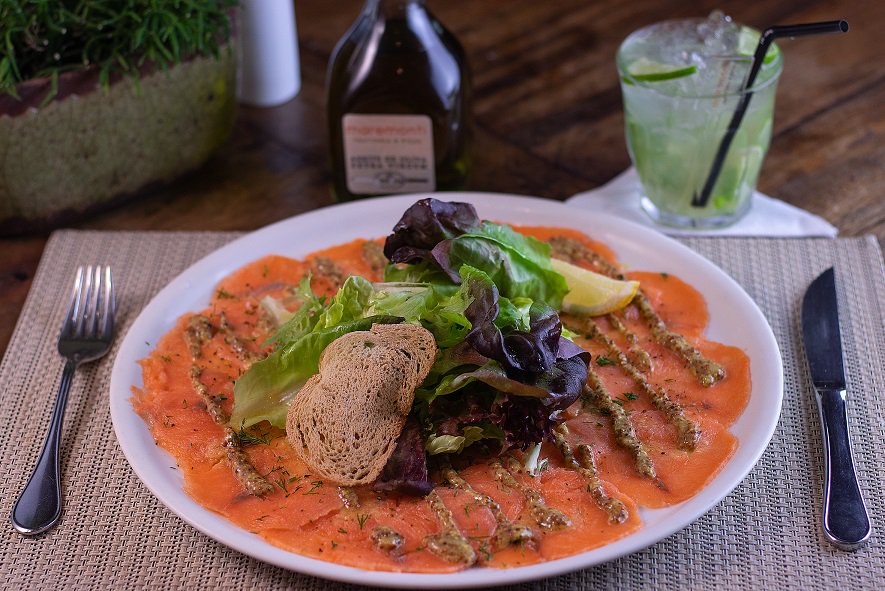 agenciavocali's tweet photo. A dica gastronômica da Vocali de hoje é para os fãs de salmão: o delicioso Carpaccio di Salmone do Maremonti.
Com finas fatias de salmão, molho de mostarda e folhas verdes.
#carpacciodisalmone #vocali #maremonti #clienteVocali #dicagastronômica #gastronomia https://t.co/hMT6r9p0wl