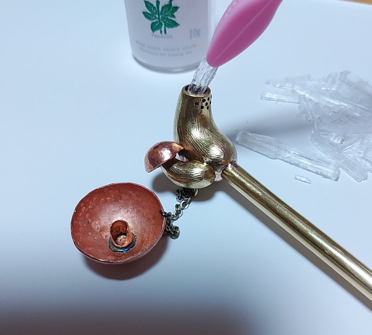 かんざし 小物 小梅屋 きのこかんざしの写真見て キセルみたい というコメント見かけて キセル かーキセルかっこいいなーでもタバコ吸わないしなー って試作してみたのがこれ ハッカパイプ 傘をパカッと外して中にハッカ脳 ヤバいものではないです