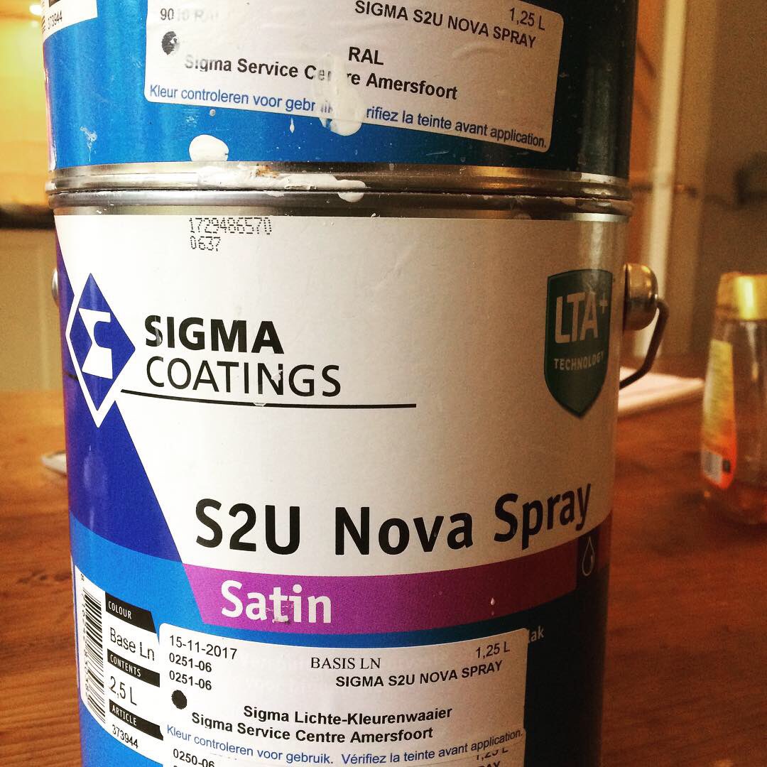 Deuren en kozijn gespoten met #Sigma S2U Nova Satin. Kleur#(1/4)0250-06 (1/4)0251-06 (1/2 9010)