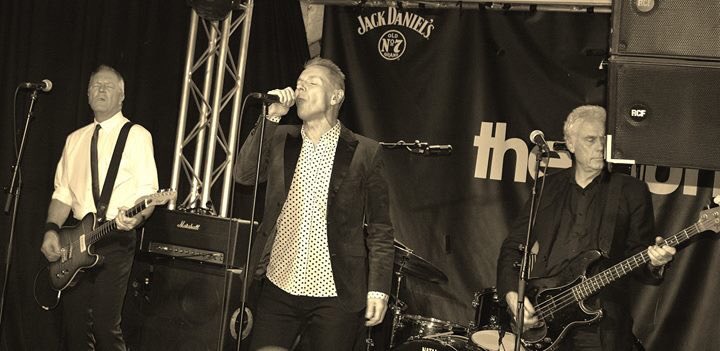 A couple of pics from @thecluny on Thursday.  <a href="/AuldMansBaccie/">Auld Man's Baccie</a> supporting #DrFeelgood