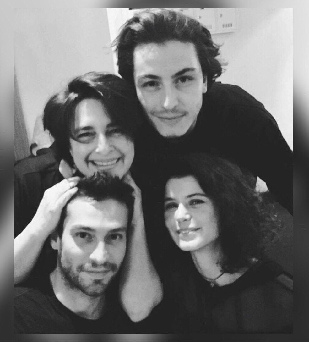 BEREN_SAAT_PERU's tweet photo. #FelizSabado
🥳
Nueva foto de ayer
por el cumpleaños de @esradermancoglu
#EsraDermancioglu
#BerenSaat #EkinKoç
#BoranKuzum
#fFiends #Family
#Instagram https://t.co/Dk4qdpmlgd