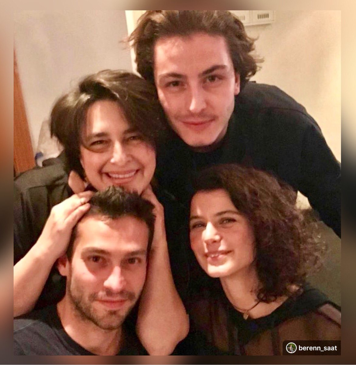 BEREN_SAAT_PERU's tweet photo. #FelizSabado
🥳
Nueva foto de ayer
por el cumpleaños de @esradermancoglu
#EsraDermancioglu
#BerenSaat #EkinKoç
#BoranKuzum
#fFiends #Family
#Instagram https://t.co/Dk4qdpmlgd