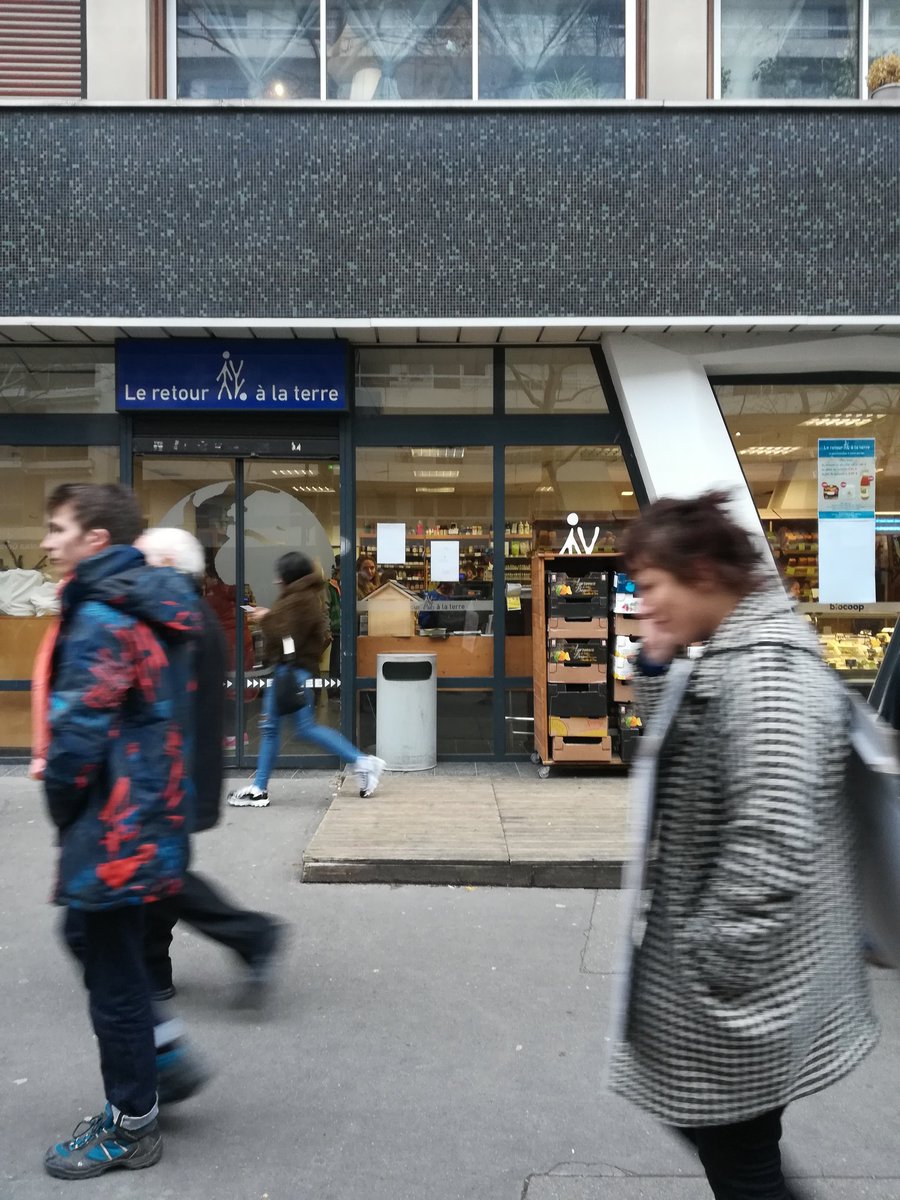 Taimaz's tweet photo. Le long de la #MarchePourLeClimat,  l'épicerie bio reste ouverte, la banque se barricade https://t.co/REMcb0v5QV