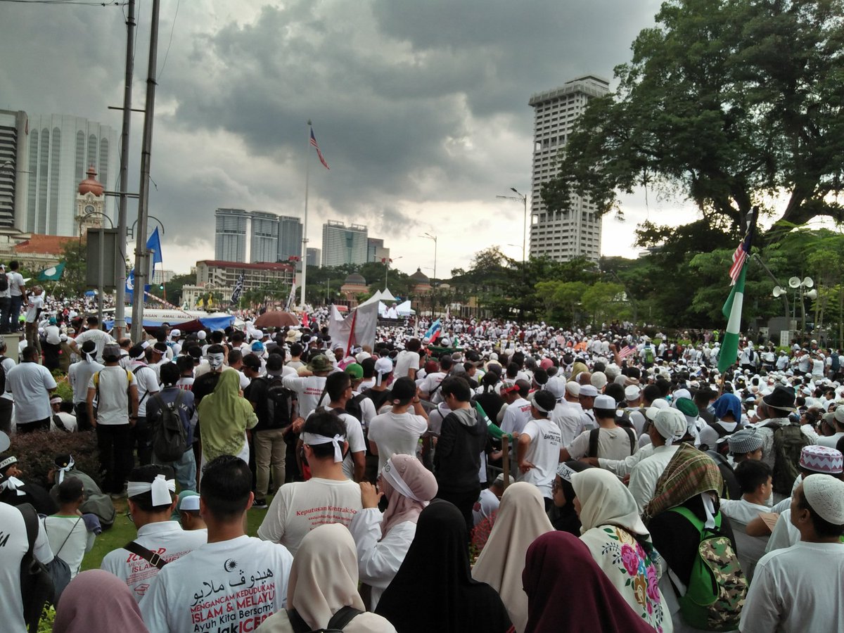 HasifMh's tweet photo. Alhamdulillah, bersyukur terlibat sekali dengan peristiwa penuh bersejarah ini
Kehadiran mencecah sejuta daripada seluruh negeri di Malaysia
#Himpunan812
#TolakICERD
#HimpunanUmmah
#bangkitislam https://t.co/Gw5HX7dwBM