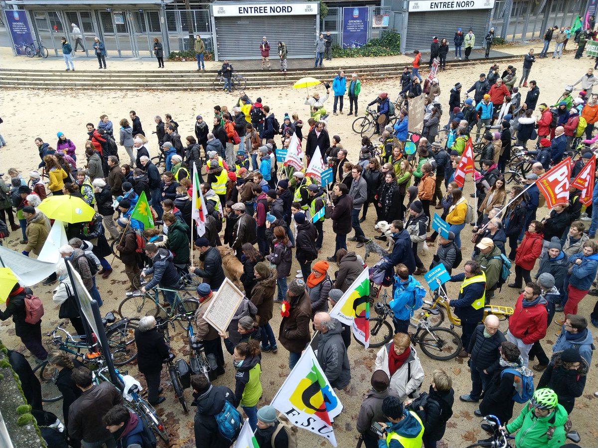 LavertYgrenoble's tweet photo. La #MarchePourLeClimat s'élance à Grenoble ce #8décembre. Deuxième manifestation de la journée après celle des #GiletsJaunes. La foule a l'air nettement plus nombreuse, quelques gilets jaunes ont rejoint le cortège multicolore. https://t.co/vDXGRJZ7E0