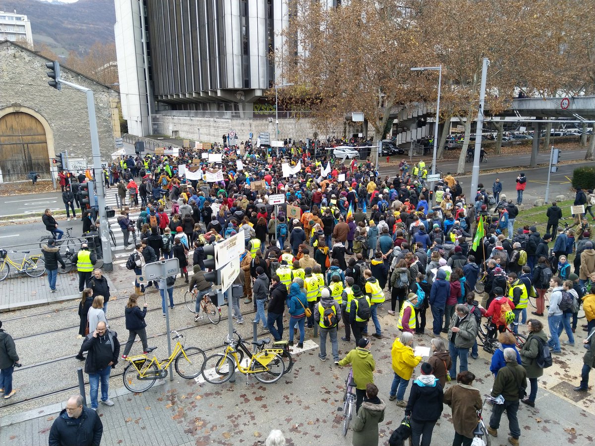LavertYgrenoble's tweet photo. La #MarchePourLeClimat s'élance à Grenoble ce #8décembre. Deuxième manifestation de la journée après celle des #GiletsJaunes. La foule a l'air nettement plus nombreuse, quelques gilets jaunes ont rejoint le cortège multicolore. https://t.co/vDXGRJZ7E0