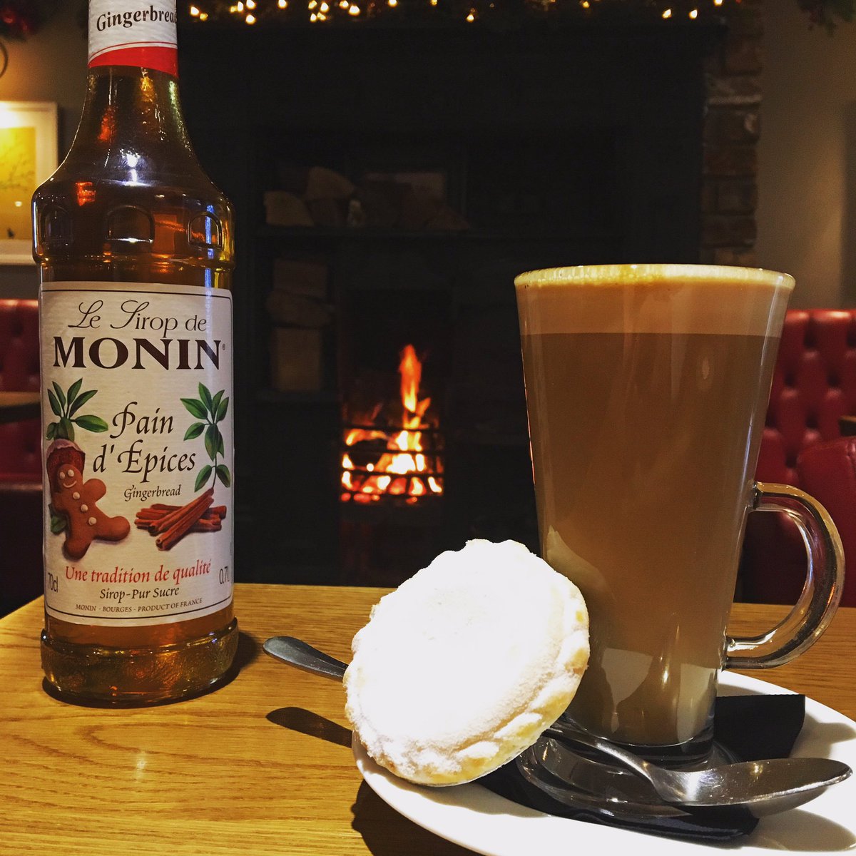 Dreaming of a gingerbread latte? You’ll find them in our festive drinks menu! 😏☕️ #GingerbreadLatte #Latte #Coffee @darkwoodscoffee #MincePie #Monin <a href="/monin_uk/">MONIN UK</a>