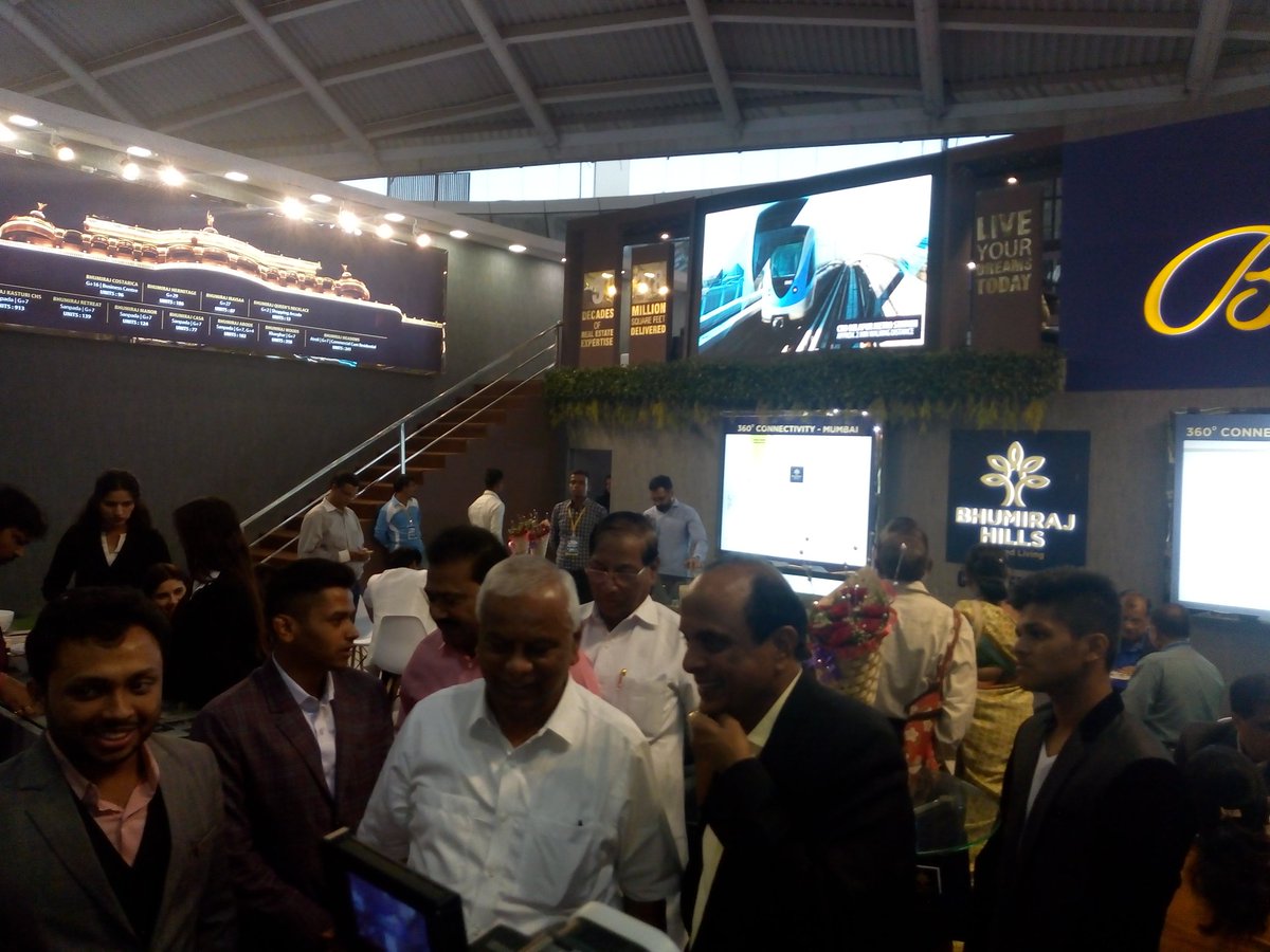 CredaiBanm's tweet photo. Exhibitors felicitating ex MLA Shri Ramsheth Thakur in CREDAI BANM 19th Mega Property Exhibition 2018
#CredaiBANM
#CRBANMPropertyExpo https://t.co/rCCqgyw9Yl