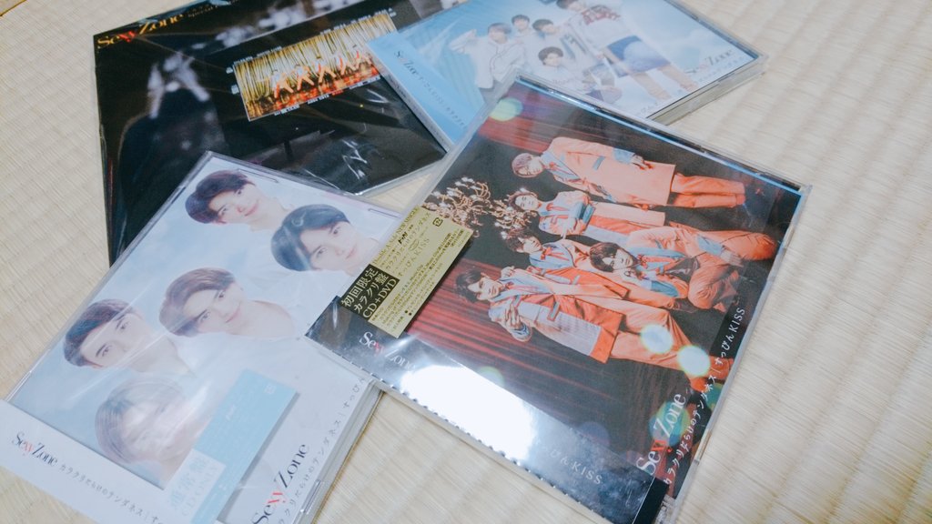 ymmi28's tweet photo. 3形態買ってもた💦
いや、特典が豪華すぎて。。
まぁ親に買ってもらった！
まみーありがとう
#カラクリだらけのテンダネス 
#SexyZoneに1位を 
#Sexyzone 
#すっぴんKISS https://t.co/CNXzYsokOO