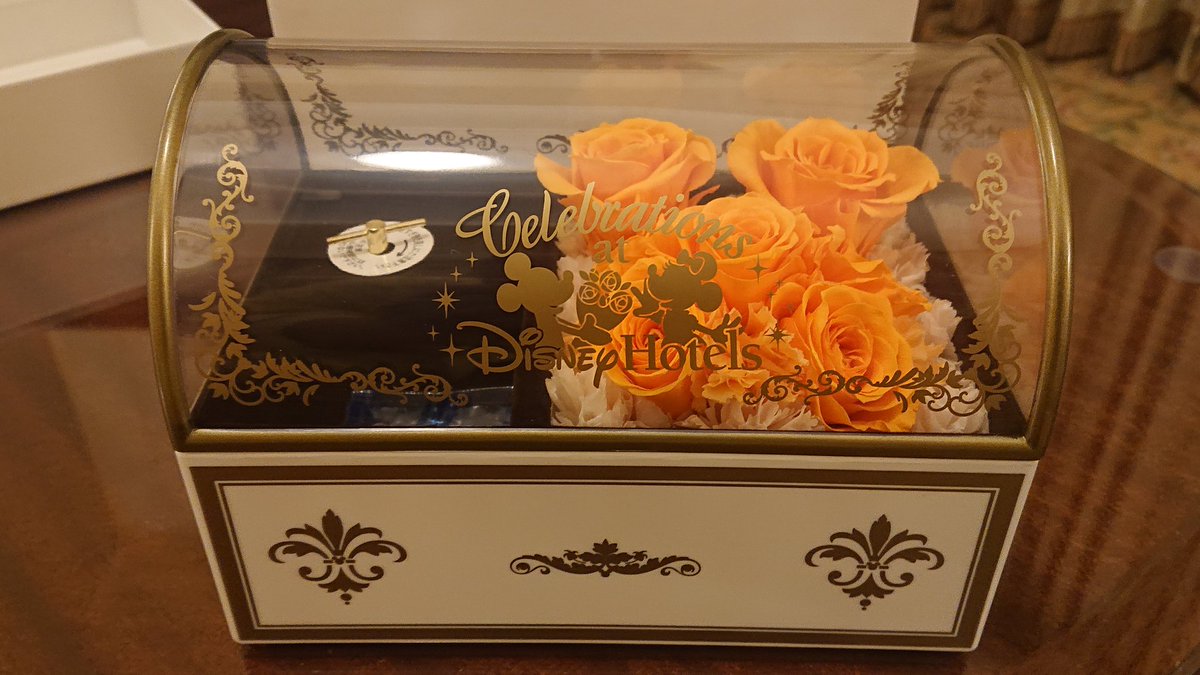 青海 先月 ランドホテルに宿泊した際に母親の誕生日祝いにチェックイン前にお部屋に用意してもらえるルームサービスのお祝いアイテムであるプリザーブドフラワーをオーダーした 10月から登場している2つの内今回はオルゴールボックスにミッキーをイメージ 青海 先月 ランドホテルに宿泊した際に母親の誕生日祝いにチェックイン前にお部屋に用意してもらえるルームサービスのお祝いアイテムであるプリザーブドフラワーをオーダーした 10月から登場している2つの内今回はオルゴールボックスにミッキーをイメージ
