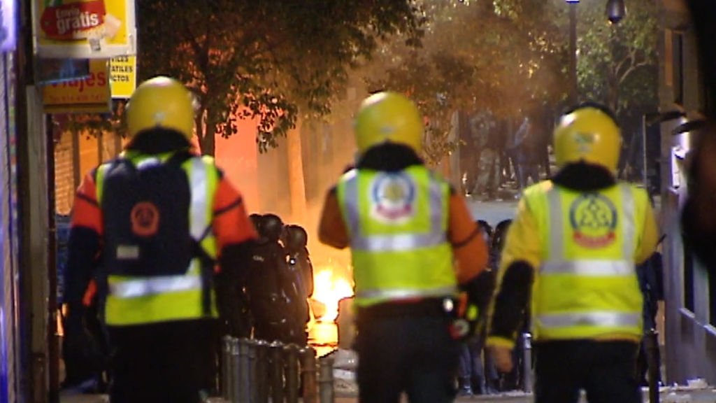 noticias_cuatro's tweet photo. El Samur despliega un dispositivo especial con los DEPA para la final de la Copa Libertadores https://t.co/eMQf9vEf7P https://t.co/tcaIW0Lnv8