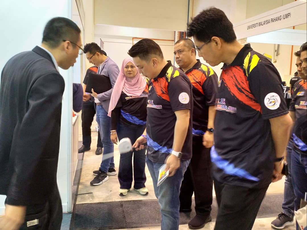 getbawacane's tweet photo. Exhibiting at #YouthExportDay2018!
Booth visit by YB Datuk Ignatius Darell Leiking, Minister of International Trade and Industry, and Ir Dr Mohd Shahreen Zainooreen Madros, CEO of MATRADE.
#BAWACane #MATRADE #CavemenAsia #RecreatingHope #TheTimeToExportIsNow #iFoundMyTribe https://t.co/qYMzvc3E20