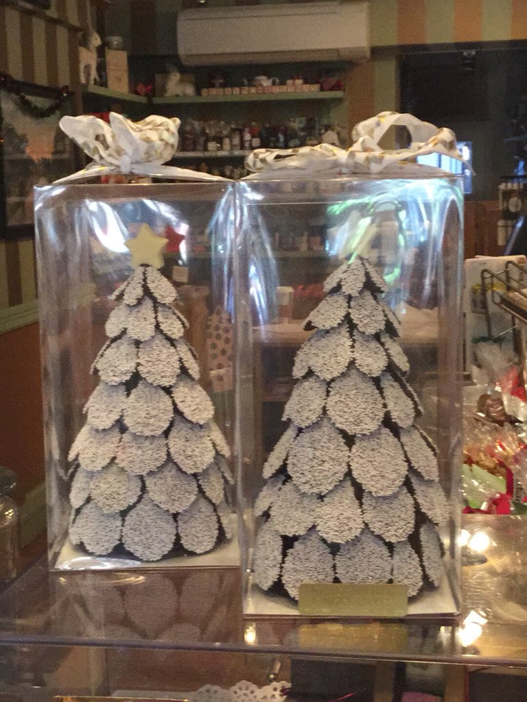 BeaconHillChoco's tweet photo. Dark chocolate Nonpareil Christmas Tree 🎄 

This beautiful handmade tree 🌲 stands tall at 9” topped with a white chocolate star.  

Great centerpiece for your holiday party.

$49

In store only https://t.co/yWbLg7K3ll