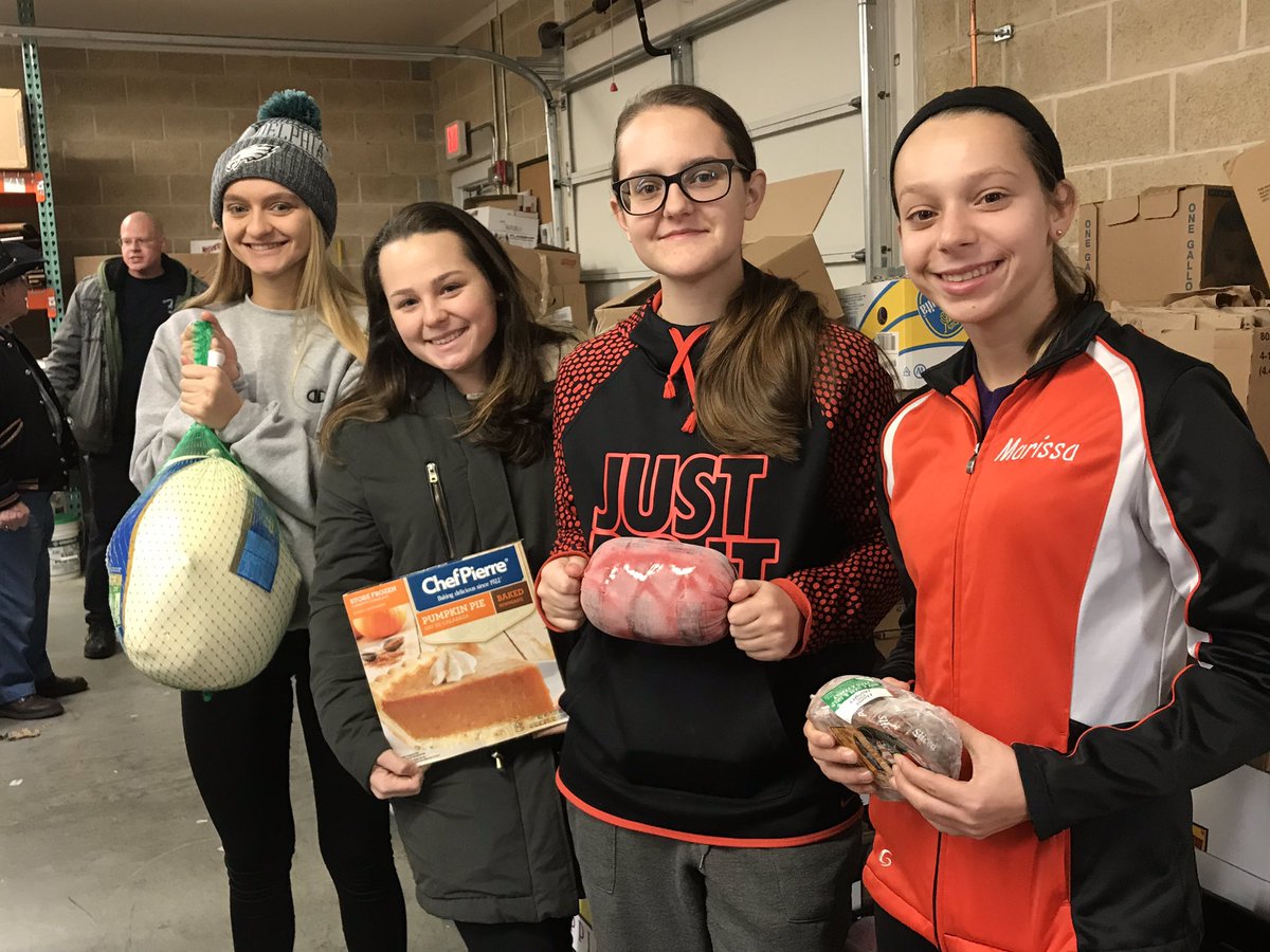 NAHS Volunteer Club helping pack holiday meals at the food bank. #nashvolunteerclub  <a href="/KKidPrincipal/">Luke Shafnisky</a>  <a href="/NAHS1619/">NAHS</a>