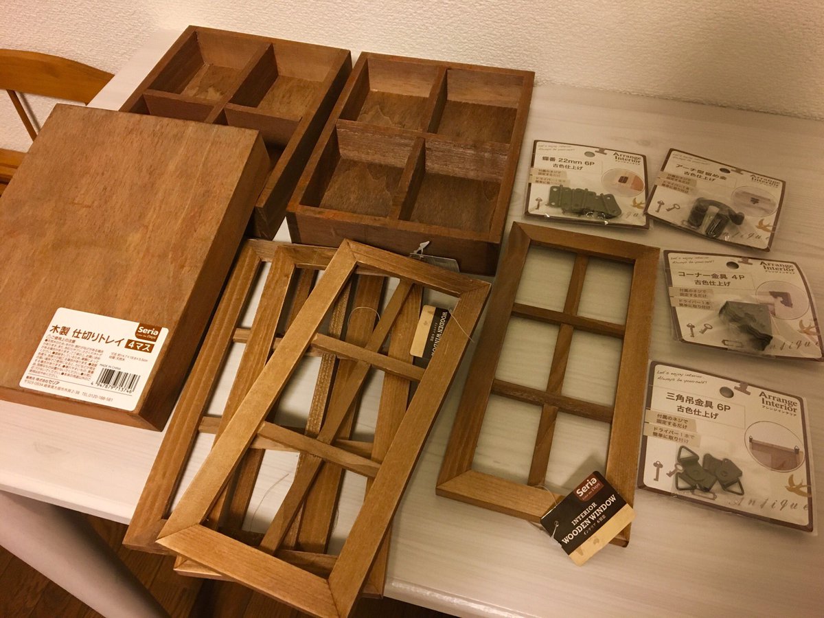 Uzivatel とらこ ミニチュア食堂とらこ Na Twitteru セリアの木製仕切りトレイ 3と木製窓 4で飾り棚を作りました 吊り金具も付けたので壁掛けにもできます
