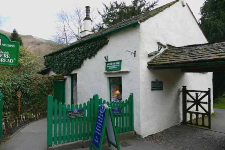 selfcatering4U's tweet photo. Grasmere and Rydal are undoubtedly two of the most popular and prettiest villages in the #LakeDistrict National Park. Steeped in a deep literary history with poet William Wordsworth connected to both: https://t.co/GUa5r6z8Sc #CottageLifeLD #theplacetobe #notjustlakes https://t.co/3gP0ifNnNV