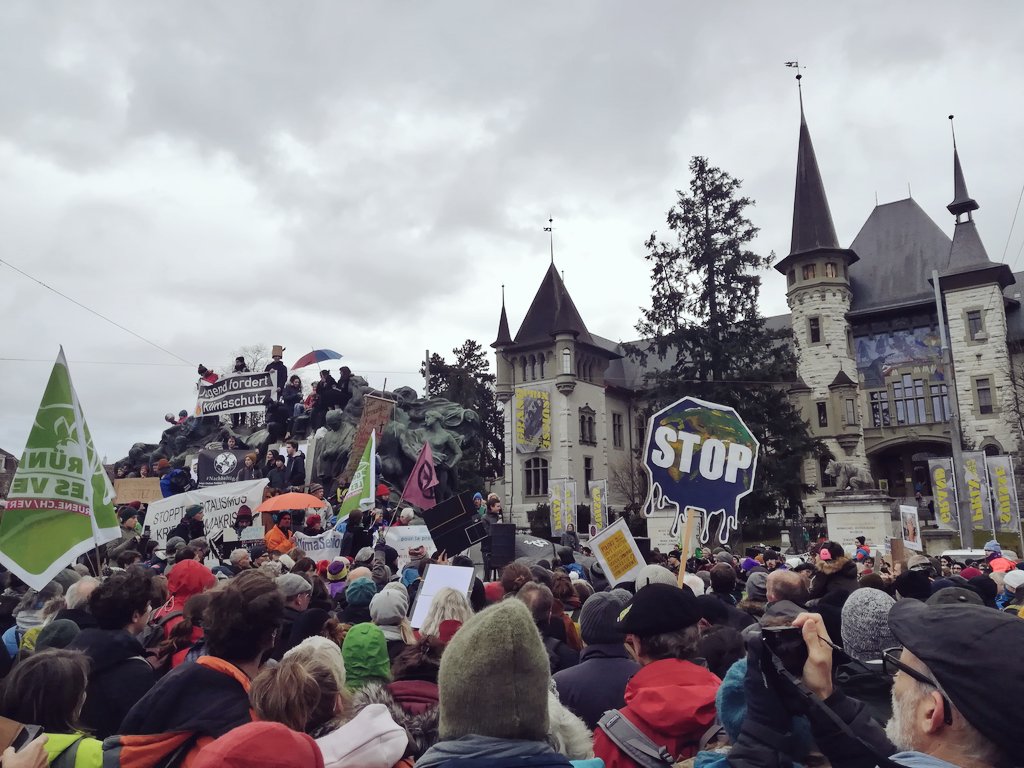 zelleste1's tweet image. Stop #climatechange! #Klimaalarm #Klimawandel! 2000 waren dabei! Liebe Politiker, wacht endlich auf!