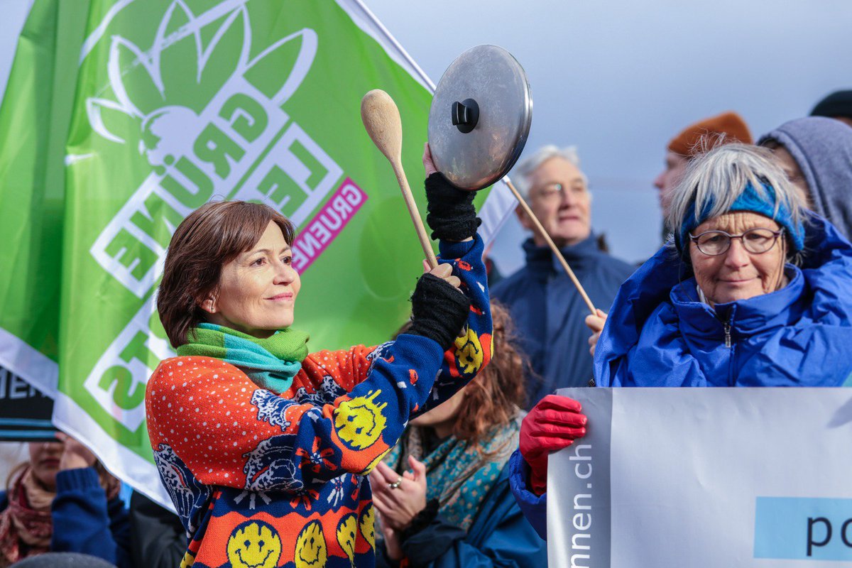 RegulaRytz's tweet image. #klimaalarm in Bern. Am Montag gehen die Verhandlungen im Nationalrat weiter. Es steht viel auf dem Spiel. Wir brauchen einen griffigen #Klimaschutz! @GrueneCH