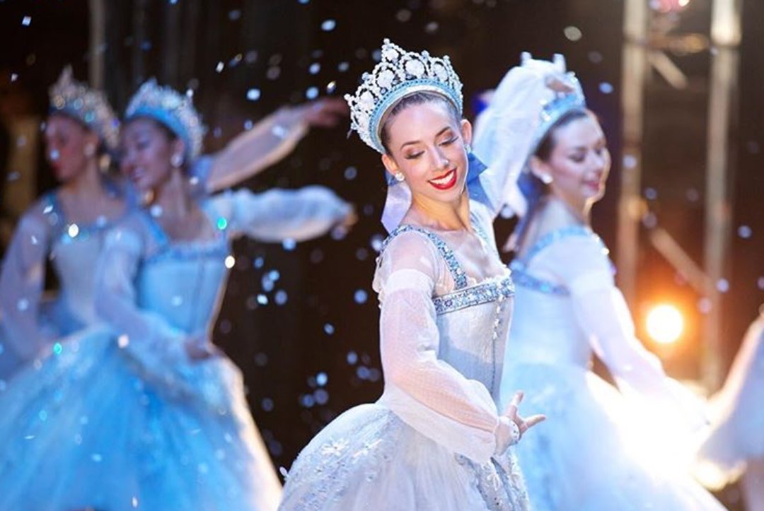 albertaballet's tweet photo. #AlbertaBalletDancer Reilley McKinlay will be @manulifeplace in Edmonton from 11:30 am to 1:30 pm today, posing for photos and signing autographs for fans of all ages. 
#yegarts #yegdance #TheNutcracker https://t.co/IxYBikW6Og
