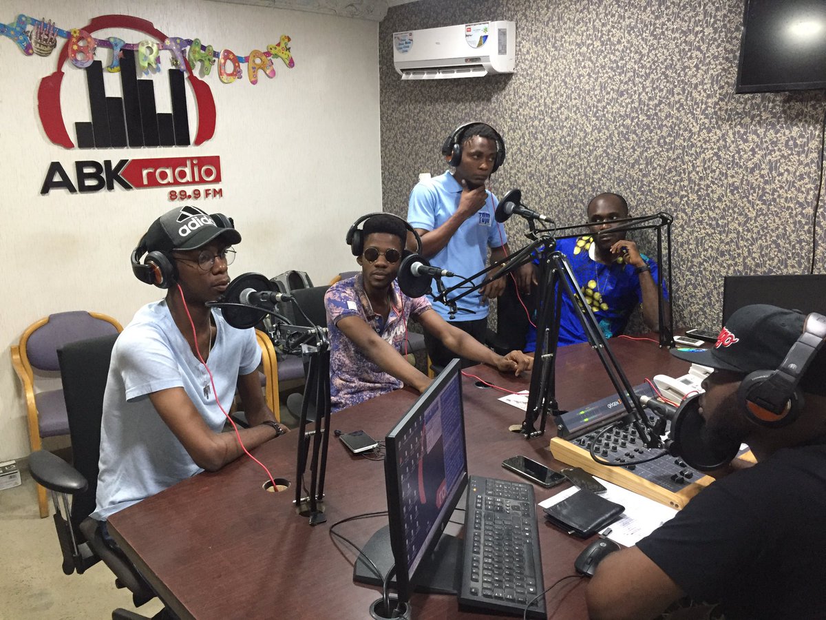 ONE_Official237's tweet photo. Retrouvez nous en live sur https://t.co/tDl9sISBiI pour suivre l’intégralité de #play237 avec @fidjil06 sur la 89.9Fm @abkradiofm  
#mediatourdouala 
#catehvideo 
#sicestias1cest0 https://t.co/MbYqewJQ4c