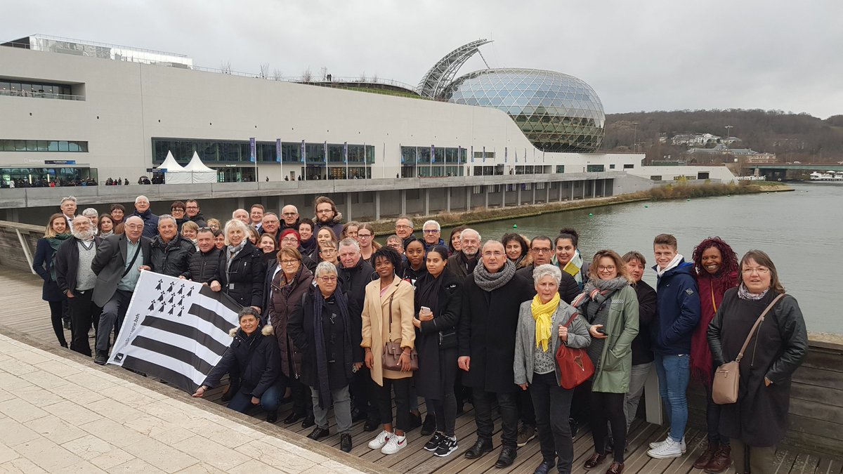 H-2 avant le Tirage au sort de la #FIFAWWC !
#LeMomentDeBriller #DareToShine 
La Délégation Bretonne est arrivée à  la Scène Musicale ! pic.x.com/stH5wLb5Iy