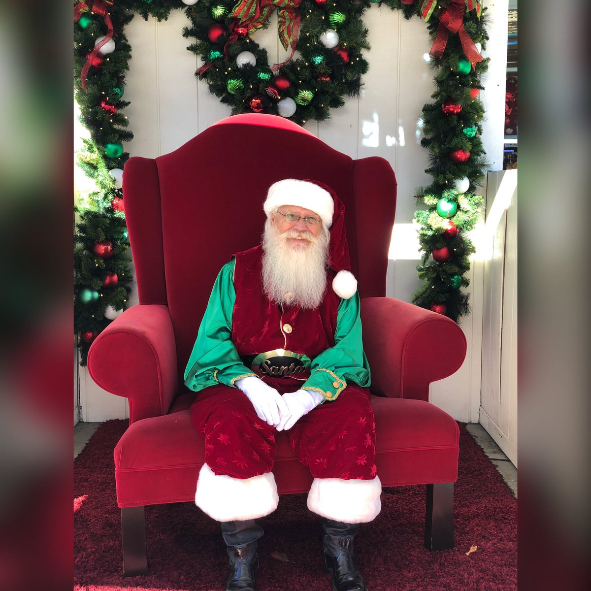 BreaDowntown's tweet photo. Santa Claus 🎅🏻 is here today and tomorrow, noon - 5pm. Perfect for family photos and pet photos🐶#Brea #breadowntown #santaphotos #christmas #family #petphotos #santa https://t.co/rpGDD0CNBl