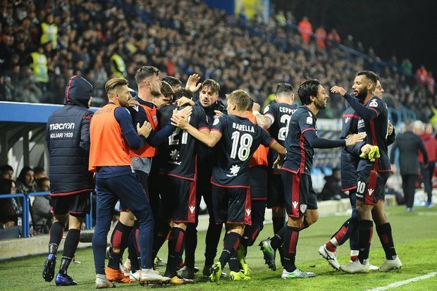 Los jugadores del Cagliari celebrando el empate.