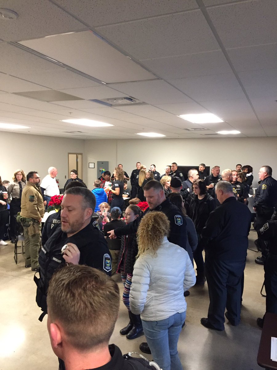 EPDChiefSkinner's tweet photo. Awesome Shop with a Cop event with 35 kids and their families. Thank you to Fred Meyer on W 11th, Eugene Police Foundation and Northwest Credit Union for the financial support. Thank you to an amazing organization that came together as one family to make these kids feel special. https://t.co/jPyvU6UqxO