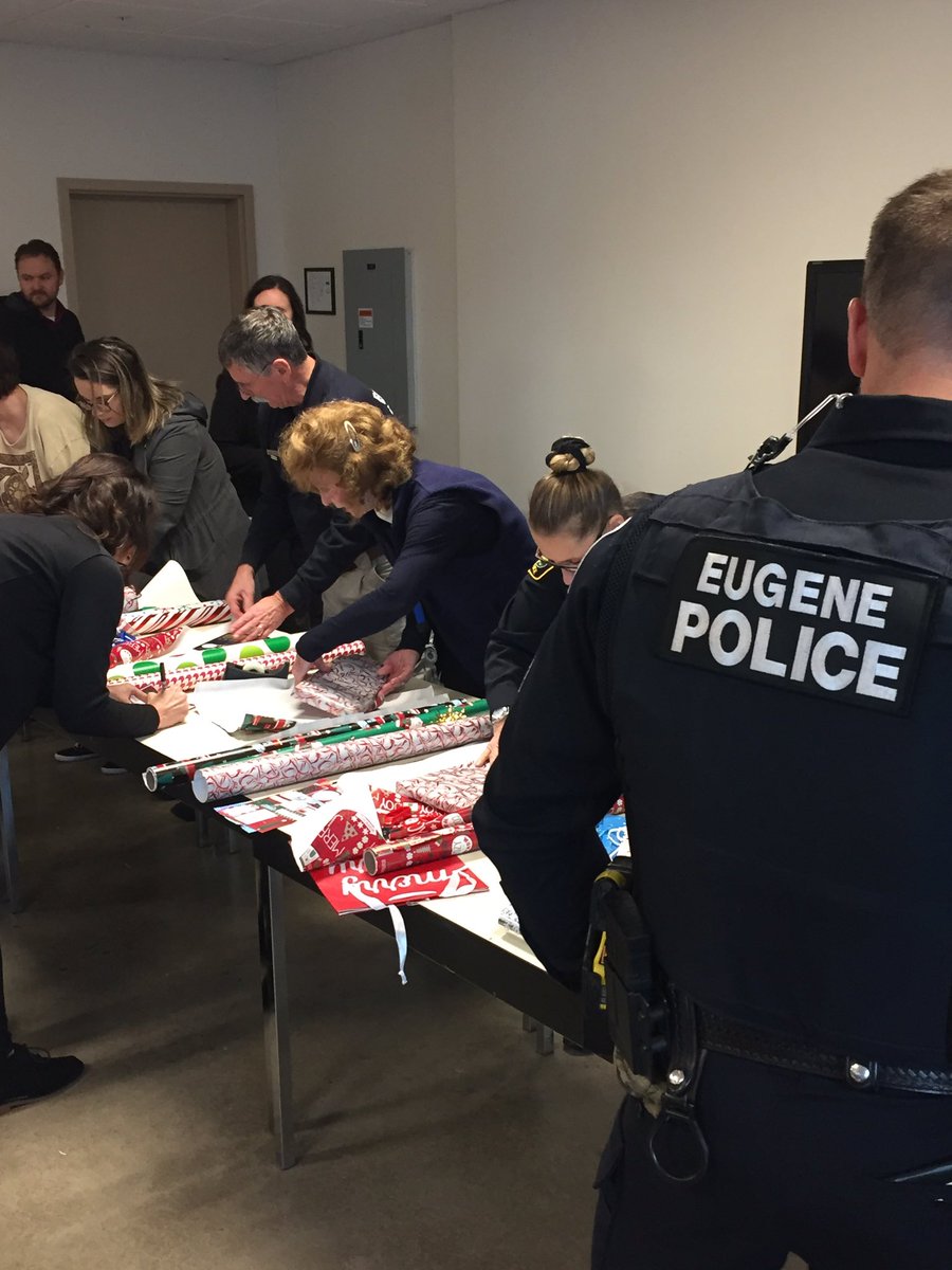 EPDChiefSkinner's tweet photo. Awesome Shop with a Cop event with 35 kids and their families. Thank you to Fred Meyer on W 11th, Eugene Police Foundation and Northwest Credit Union for the financial support. Thank you to an amazing organization that came together as one family to make these kids feel special. https://t.co/jPyvU6UqxO
