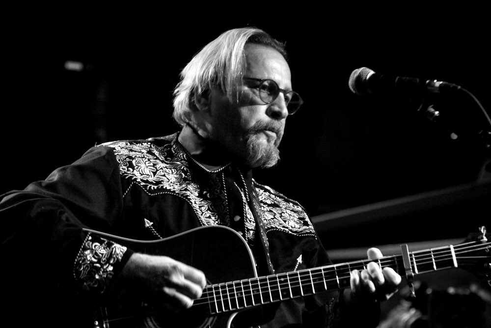 SolarArtsBuild's tweet photo. Twin Cities legend @PaulMetsa is playing live tonight from 5:30-8pm during our Holiday Art Show #LightUpTheNight #LightUpALife  -He’s shared the stage with Springsteen and Seeger &amp; jammed with Garcia and Dylan

Buy art, get a discount @indeedbrewing Food truck @VitoLucco #nempls https://t.co/MvCPXfx8UC