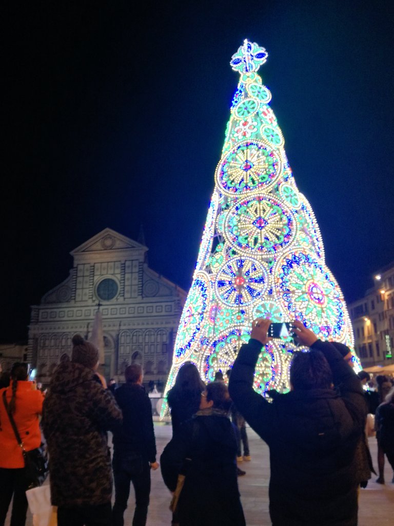CeciliaDelRe's tweet photo. E' il piu' fotografato di tutti, e' la sorpresa di questo #Flight2018: l'albero di luci acceso oggi in Santa Maria Novella a #Firenze ha subito raccolto intorno a se' tantissime persone! Una Piazza cambiata tanto in questi ultimi anni, e che con questa luce e' ancora piu' bella. https://t.co/ogSUW6Flcm